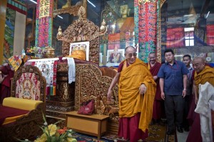 His Holiness the Dalai Lama arrives in Sera Lachi Prayer Hall for the Official Welcoming Ceremony upon his arrival at Sera Monastery (photo ©Rio Helmi /Jangchup Lamrim Teaching Organizing Committee)