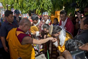 His Holiness the Dalai Lama meets the performers of the traditional songs and dances which occurred during the Official Welcoming Ceremony (photo ©Rio Helmi /Jangchup Lamrim Teaching Organizing Committee)